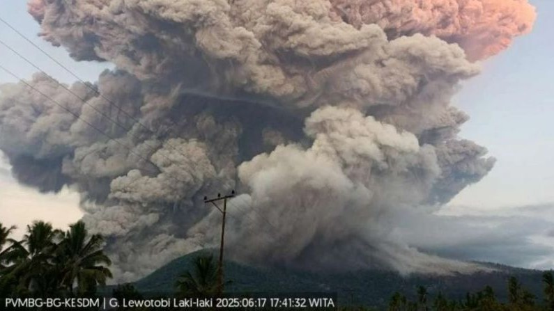Gunung Lewotobi Laki-Laki di Kabupaten Flores Timur, Nusa Tenggara Timur (NTT), kembali mengalami erupsi hebat pada Selasa, 17 Juni 2025, pukul 17.41 WITA. (Foto: X)