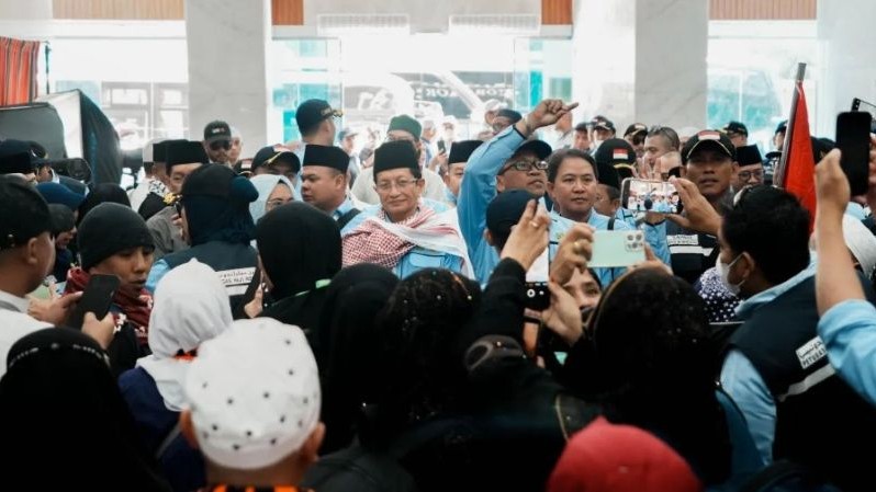Menteri Agama Nasaruddin Umar saat menyapa jamaah haji Indonesia di Makkah. (Foto: dok. MCH)