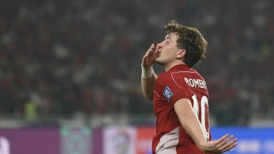 Pesepak bola Timnas Indonesia Ole Romeny melakukan selebrasi usai mencetak gol ke gawang Timnas China pada pertandingan Kualifikasi Piala Dunia 2026 putaran ketiga Grup C di Stadion Utama Gelora Bung Karno, Jakarta, Kamis (5/6/2025). (Foto: Antara)