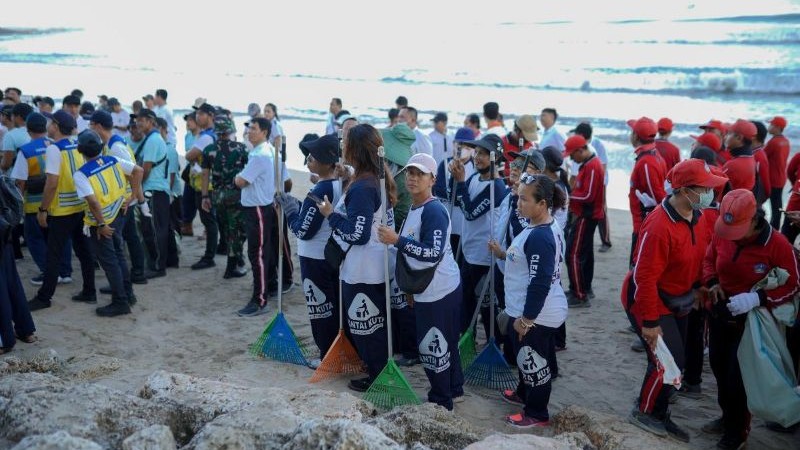 Gerakan aksi bersih di Pantai Kuta yang digelar Kementerian Pariwisata dalam peringatan Hari Lingkungan Hidup Sedunia 2025, diikuti 10 ribu peserta. (Foto: dok. Kemenpar)