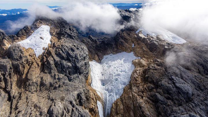 Kondisi Salju Abadi yang mulai mencair di Puncak Carstensz, Pegunungan Jayawijaya, Papua, November 2024. (dok. BMKG)