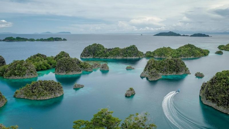 Raja Ampat yang berlokasi di Papua Barat Daya merupakan salah satu destinasi wisata unggulan. Saat ini, destinasi Raja Ampat terancam oleh eksploitasi tambang nikel. (Foto: dok. Kemenpar)