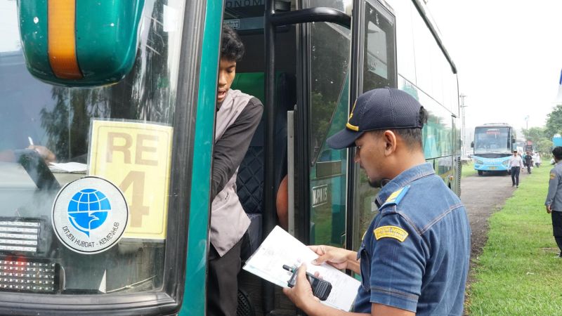 Seorang petugas Hubdat Kemenhub saat melakukan pemeriksaan rampcheck kendaraan pariwisata di Rest Area KM 45 Tol Jagorawi, Jumat (27/6/2025). (Foto: dok. Hubdat)