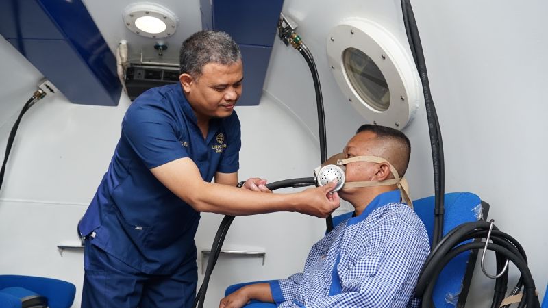 Pekerja medis di salah satu RSKU tengah melayani pasien. (Foto: dok. Hubla Kemenhub)