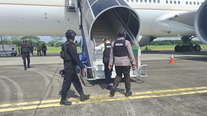 Tim Jibom Polda Sumut tidak menemukan bom di Pesawat Saudia Airlines (Foto: dok. Polda Sumut)