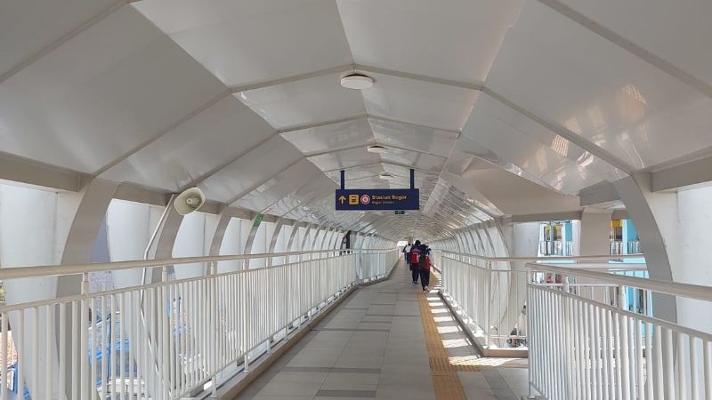 Skybridge yang menghubungkan Stasiun Bogor Paledang dengan Stasiun Bogor sepanjang 200 meter, mulai uji coba operasi pada Rabu (18/6/2025). (Foto: dok. KAI Daop I Jakarta)