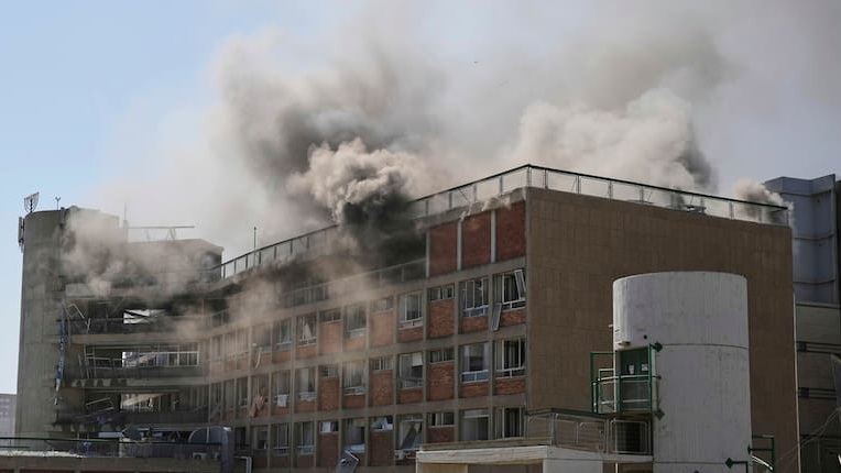 Asap mengepul dari gedung rumah sakit di Israel yang terkena hantaman rudal Iran, Kamis (19/6/2025). (Foto: IST)