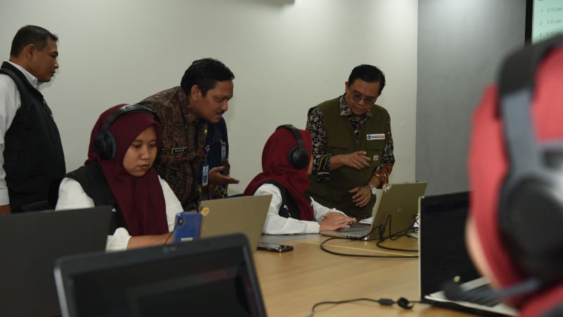 Dirjen Paud Dikdasmen Gogot Suharwoto saat memantau langsung persiapan SPMB Surabaya tahun ajaran 2025-2026, Jumat (20/6/2025). (Foto: dok. Kemendikdasmen)