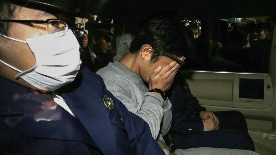 Takahiro Shiraishi menutupi wajahnya saat dibawa ke kantor polisi di Tokyo, Jepang, pada 1 November 2017 lalu. (Foto: IST)