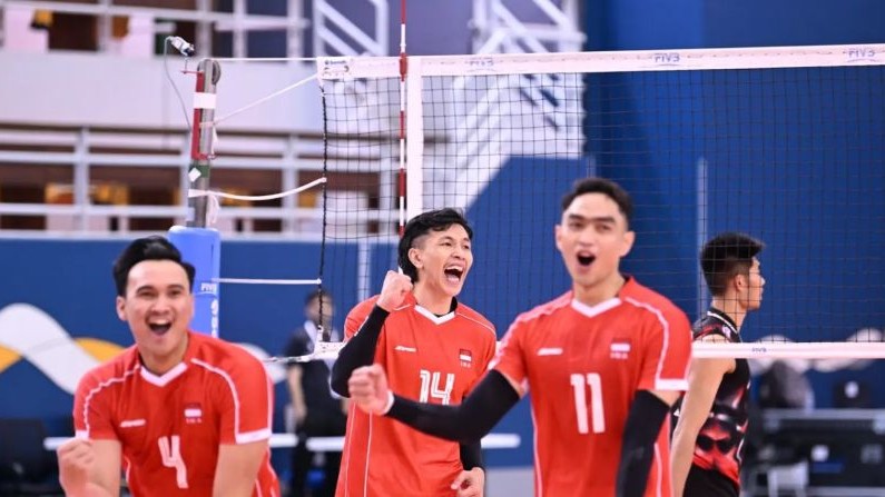 Pemain timnas voli putra Indonesia Hendra Kurniawan, Doni Haryono, dan Farhan Halim berselebrasi saat melawan Thailand pada laga Grup A AVC Nations Cup 2025 di Isa Bin Rashid Hall, Manama, Bahrain, Rabu (18/6/2025). Indonesia menang 3-2 (22-25, 22-25, 25-
