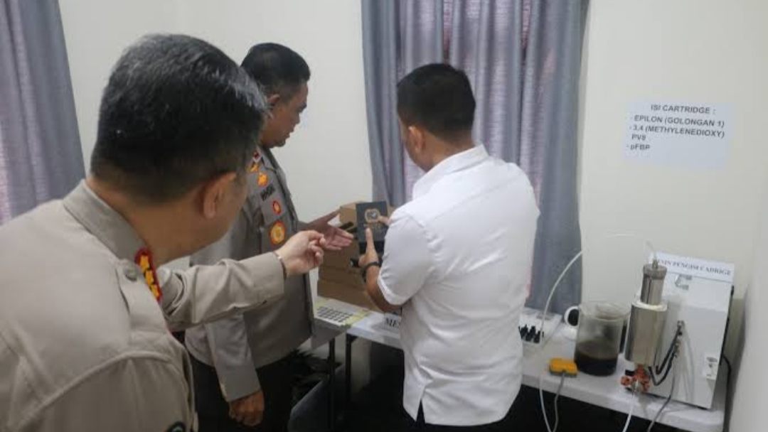 Polda Sumut gerebek apartemen di Kota Medan, Sumut, yang digunakan sebagai pabrik rokok elektrik mengandung narkotika. (dok.Polda Sumut)