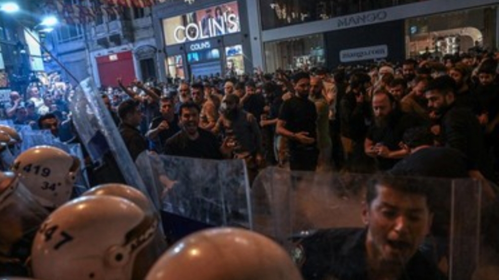 Massa demonstrasi menuntut penahanan kartunis Majalah LeMan di Istanbul, Turki. (AFP)