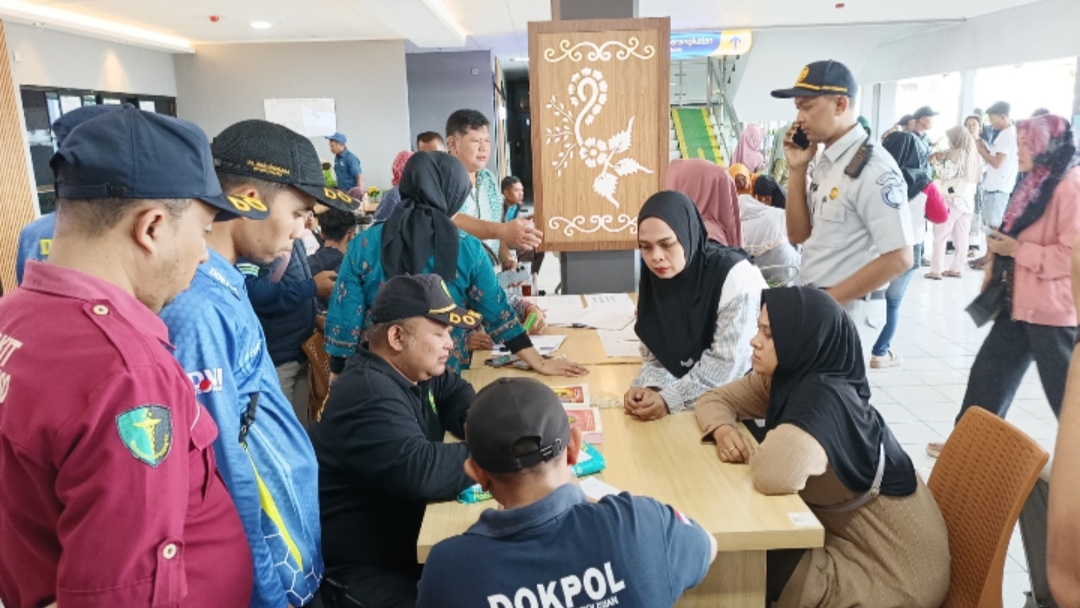 Keluarga korban KMP Tunu Pratama Jaya mendatangi posko pencarian korban, usai insiden tenggelamnya kapal di Selat Bali, Kamis (3/7/2025). (Dok.Humas Dirjen Hubla)