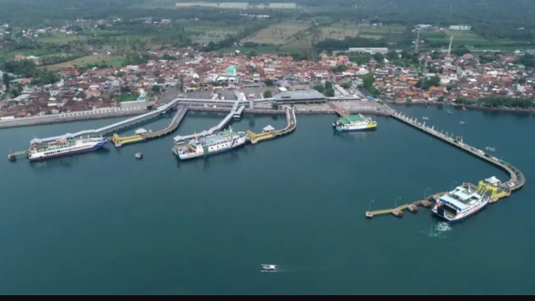 Aktivitas penyeberangan di Pelabuhan Ketapang, Banyuwangi, Jawa Timur. (Istimewa)
