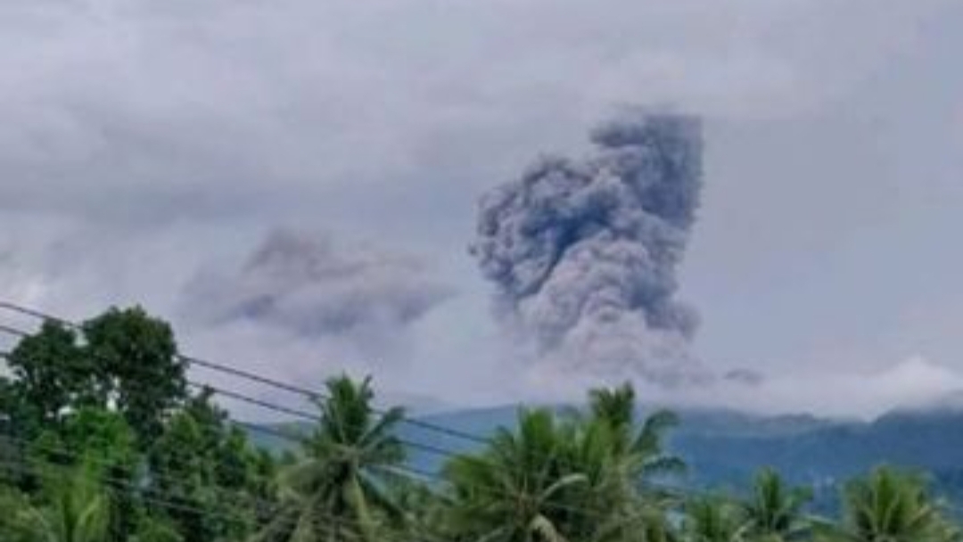 Gunung Dukono di Halmahera Utara, Maluku Utara erupsi, Jumat (4/7/2025). (dok.Kementerian ESDM)