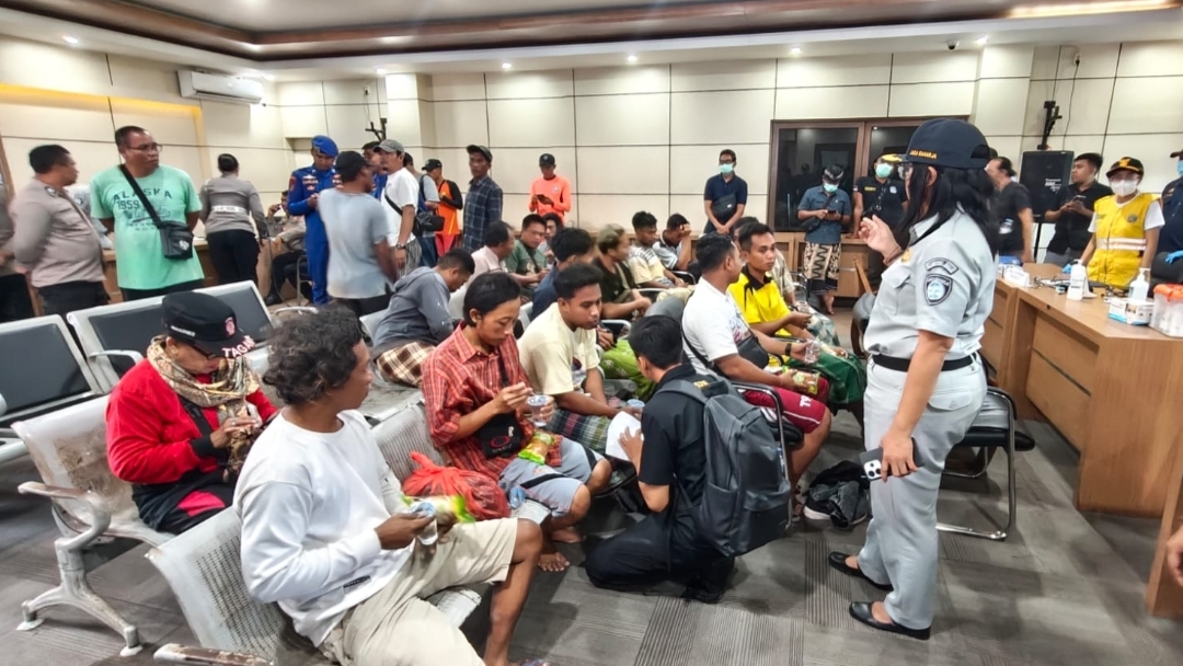 Keluarga korban tenggelamnya KMP Tunu Pratama Jaya di Selat Bali masih bertahan di Posko Crisis Centre Pelabuhan Ketapang untuk mencari tahu nasib keluarga mereka usai insiden nahas itu. (dok.Humas Ditjen Hubla) 