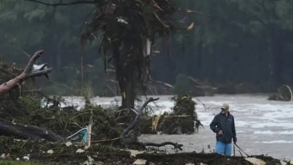 Warga di sekitar Sungai Guadalupe, Texas, mencari sanak saudaranya usai banjir bandang melanda kawasan itu. (Getty Images)