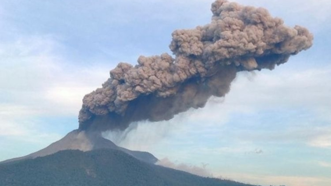 Gunung Lewotobi Laki-Laki erupsi. (Istimewa)