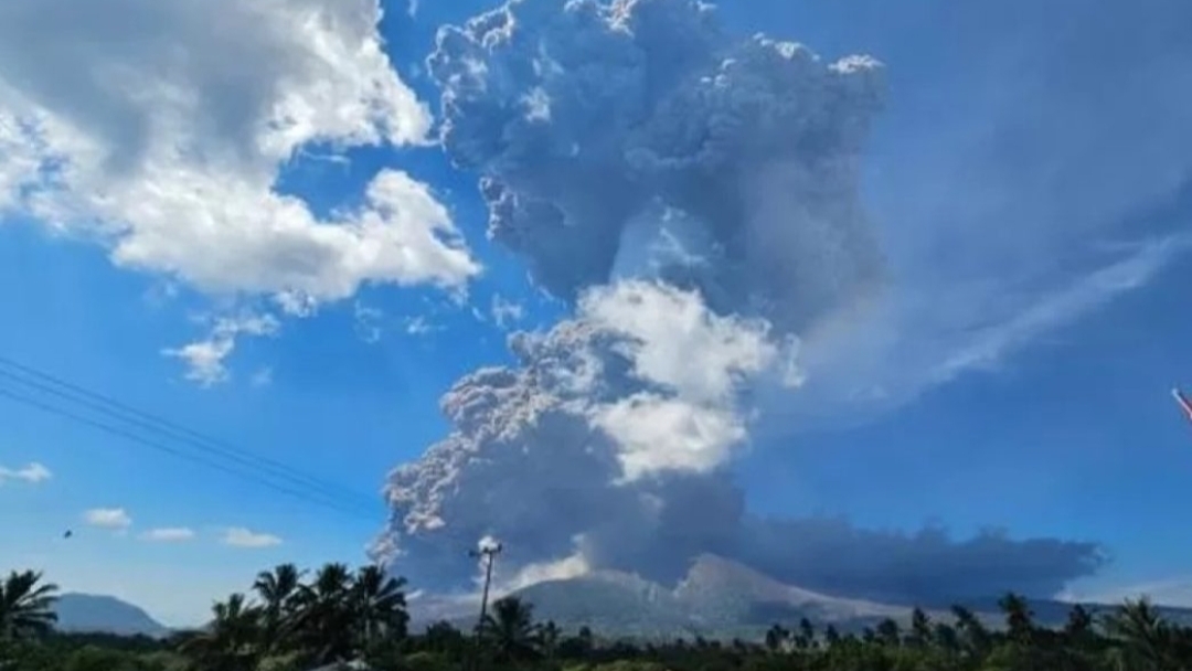 Gunung Lewotobi Laki Laki alami erupsi. (Istimewa)