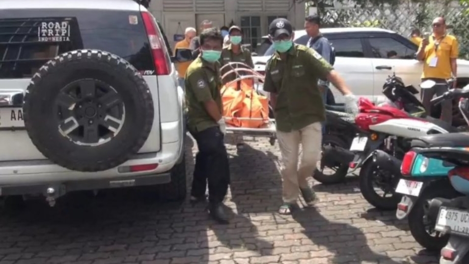 Jenazah diplomat muda Kemlu, ADP, dibawa untuk diautopsi, Selasa (8/7/2025). (Istimewa)
