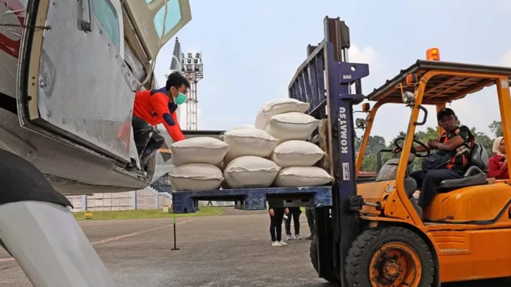 Garam siap dinaikkan ke atas pesawat untuk modifikasi cuaca. (dok.BNPB)