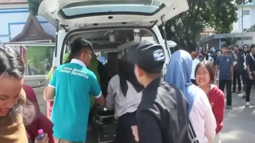 Situasi histeris usai acara pesta pernikahan anak Gubernur Jawa Barat Dedi Mulyadi berakhir tragedi, Jumat (18/7/2025). (Tangkapan layar video warga)