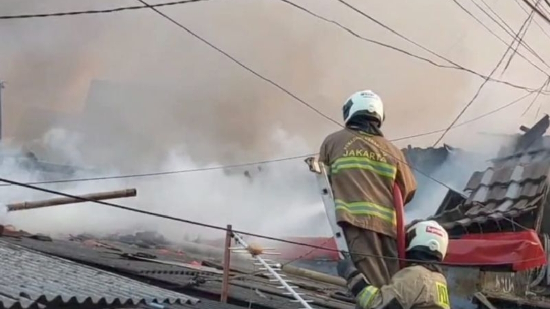 Pemadam kebakaran saat berusaha memadamkan api di Jalan Kutilang 28, RW02, Bukit Duri, Tebet, Jakarta Selatan, tadi pagi. (Istimewa)
