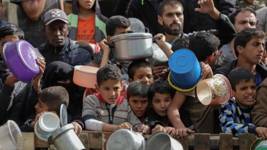 Mengantre bantuan pangan di Gaza, Palestina. (Reuters)