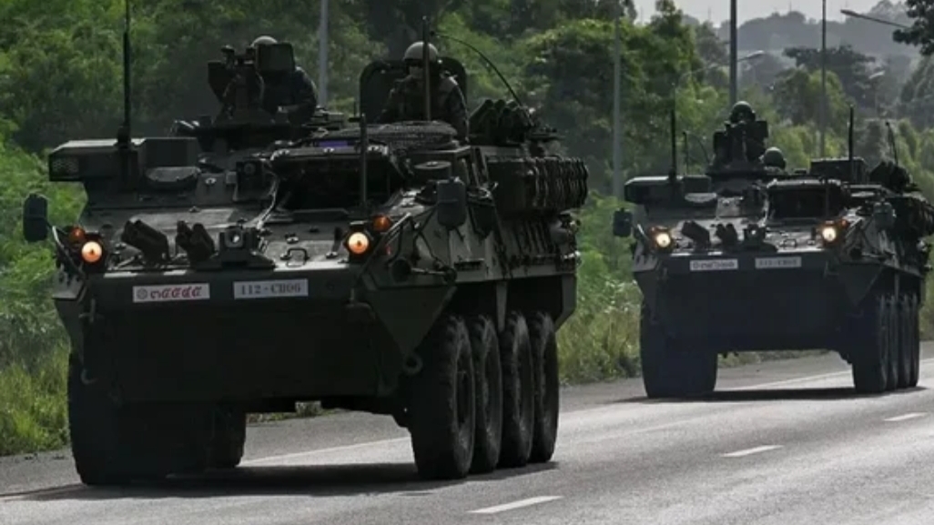 Kendaraan militer berkeliaran di jalan perbatasan Thailand-Kamboja yang tengah berkonflik. (BBC)