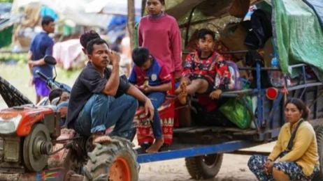 Warga yang terdampak konflik Thailand dan Kamboja mulai mengungsi ke tempat yang lebih aman. (dok.Antara) 