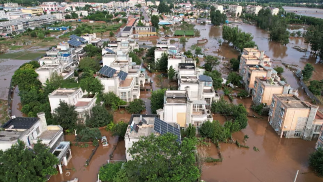 Banjir landa Beijing, China. (the guardian)