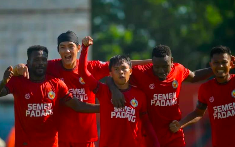 Pesepak bola Semen Padang FC Firman Juliansyah (tengah) berselebrasi bersama rekan-rekannya. (Dok. Antara)