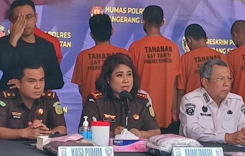 Kepala Kejaksaan Negeri Tangerang Selatan, Apsari Dewi (tengah)