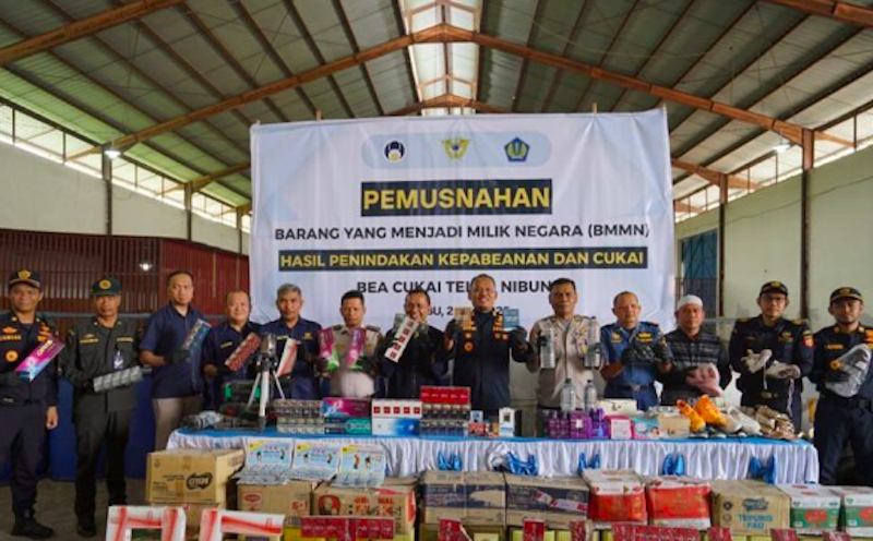 Pihak Bea Cukai Teluk Nibung bersama pemangku kepentingan lainnya menunjukkan barang bukti BMMN untuk dimusnahkan, di Kota Tanjungbalai, Rabu (2/7/2025). (Dok. Antara)