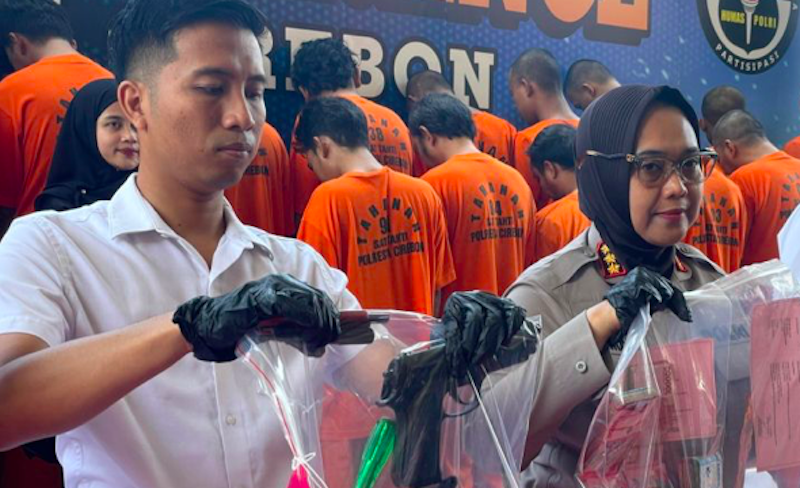 Polresta Cirebon saat menunjukkan barang bukti kasus pencurian emas batangan. (Dok. Antara)