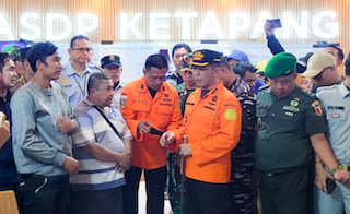 Kepala Kantor SAR Surabaya Nanang Sigit menyerahkan korban selamat kepada keluarganya (Dok. Antara)