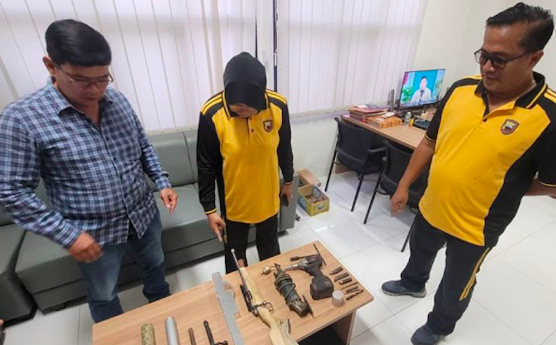 Petugas Polresta Banyumas menunjukkan senjata api rakitan yang disita dari tersangka ABW. (Dok. Antara)