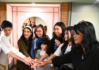 Wakil Menteri Kependudukan dan Pembangunan Keluarga Isyana Bagoes Oka (ketiga kiri), Wakil Menteri Ekonomi Kreatif Irene Umar (tengah), Wakil Menteri Pemberdayaan Perempuan dan Perlindungan Anak Veronica Tan (ketiga kanan) di sela-sela acara screening fil
