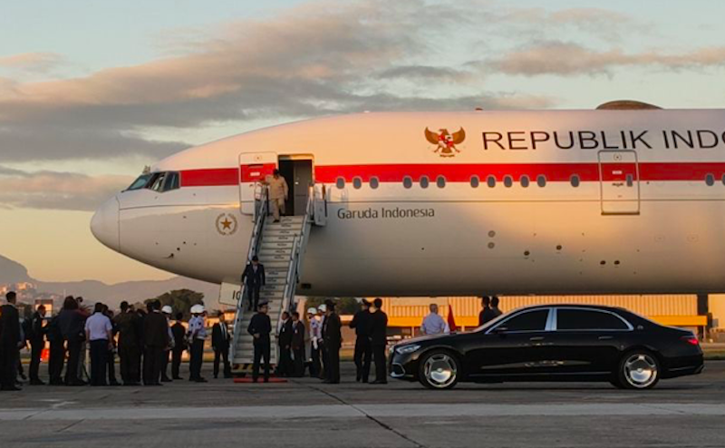 Presiden Prabowo Subianto saat turun dari tangga pesawat kepresidenan di Pangkalan Angkatan Udara Galeao, Rio De Janeiro, Brasil. (Dok. Antara)
