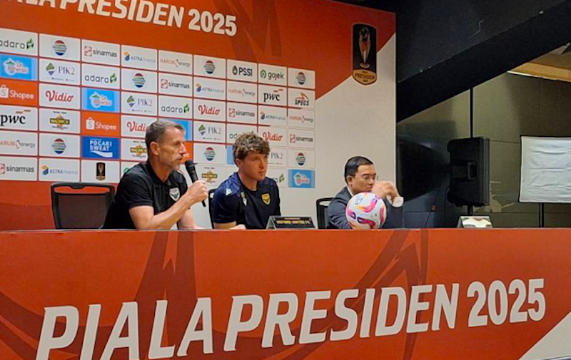 Penyerang Oxford United Ole Romeny (tengah) bersama dengan pelatih Oxford United Gary Rowett (kiri) (Dok. Antara)