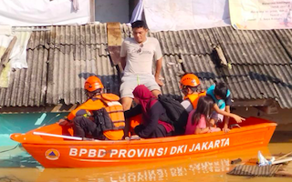 Petugas saat mengevakuasi warga yang terdampak banjir di Jakarta, Minggu (6/7/2025). (Dok. Antara)