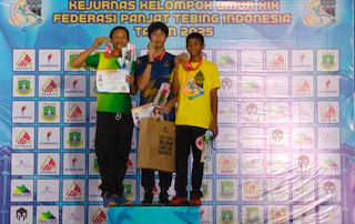 Atlet panjat tebing asal Jawa Barat Ardana Cikal Damarwulan (tengah), menerima medali emas nomor boulder youth B putra, dalam Kejurnas Panjat Tebing Kelompok Umur XIX/2025, di Tangerang City Sport Climbing Center, Banten,(Dok. Antara)