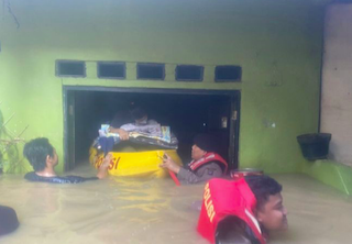 Sejumlah personel Ditsamapta Polda Metro Jaya melakukan evakuasi terhadap warga yang mengalami banjir di wilayah Kebon Pala, Kelurahan Kampung Melayu, Kecamatan Jatinegara, Jakarta Timur. (Dok. Antara)