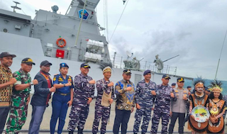 Wakil Bupati Manokwari Mugiyono foto bersama rombongan Satgas Operasi Trisila 2025 di Manokwari (Dok. Antara)