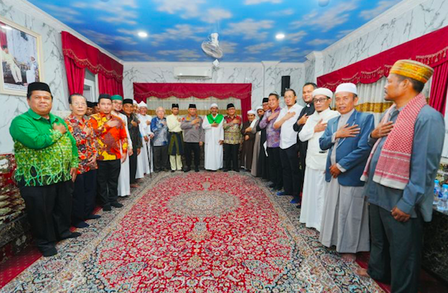 Kapolri Jenderal Pol. Listyo Sigit Prabowo (tengah) bersilaturahmi dengan tokoh lintas agama. (Dok. Antara)