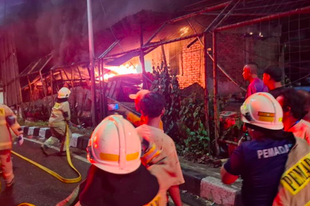 Petugas damkar memadamkan api yang membakar rumah di kawasan Sukapura Kecamatan Cilincing, Jakarta Utara. (Dok. Antara)