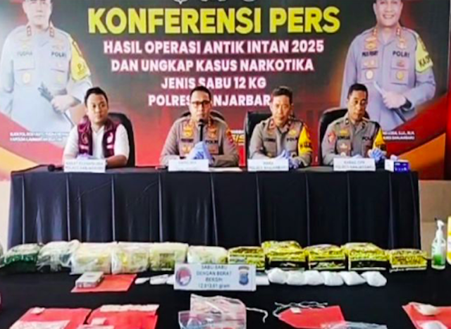 Kapolres Banjarbaru AKBP Pius X Febry Aceng Loda (dua dari kiri) (Dok. Antara)