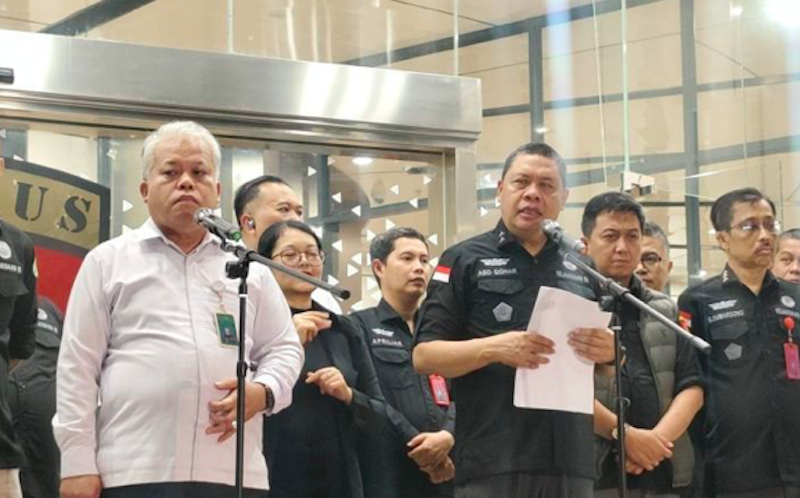 Direktur Penyidikan pada Jaksa Agung Muda Bidang Tindak Pidana Khusus (Jampidsus) Abdul Qohar (kanan) bersama Kepala Pusat Penerangan Hukum (Kapuspenkum) Kejaksaan Agung Harli Siregar di Gedung Jampidsus Kejaksaan Agung. (Dok. Antara)