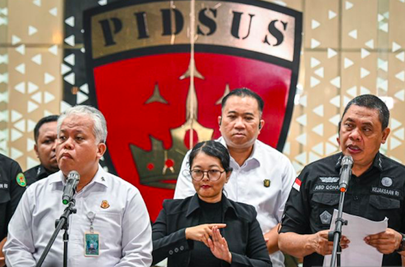 Direktur Penyidikan Jaksa Agung Muda Tindak Pidana Khusus (Jampidsus) Abdul Qohar (kanan) didampingi Kapuspenkum Kejagung Harli Siregar (kiri). (Dok. Antara) 