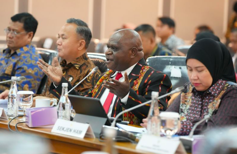 Menteri HAM Natalius Pigai (kedua kanan) saat rapat bersama Komisi XIII DPR RI di kompleks parlemen, Senayan, Jakarta. (Dok. Antara)